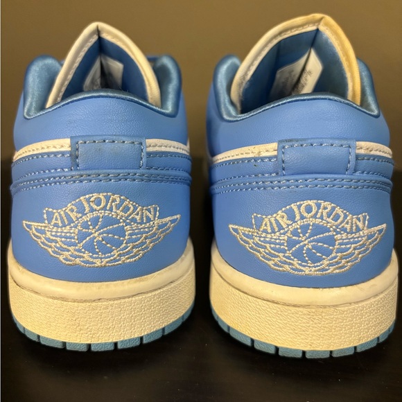 Air Jordan 1 Low UNC Women’s Size 7 / Men 5.5Y (2024) AO9944-441 University Blue - Picture 3 of 8